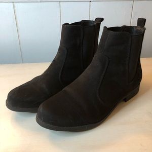 Black chelsea boots